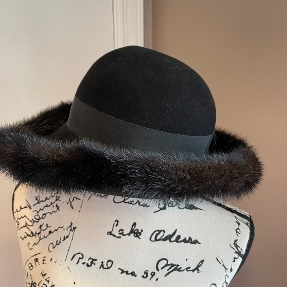 Vintage Mr. John Jr. wool hat with fur trim - Picture 6 of 9